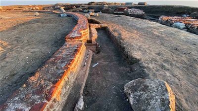 اكتشاف بقايا معبد الإله بلوزيوس بتل الفرما بمدينة بلوزيوم