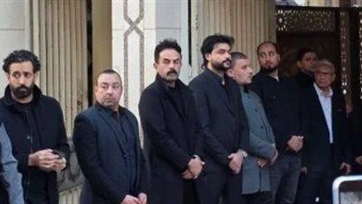  المؤلف محمود حمدان في عزاء والده