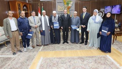 جانب من تسلم العقود 