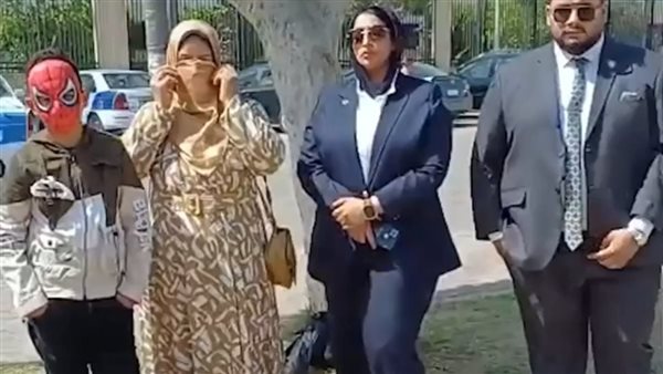 المجني عليه ووالدته    