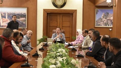 محافظ بورسعيد يلتقي أصحاب الفروشات بنطاق حي المناخ