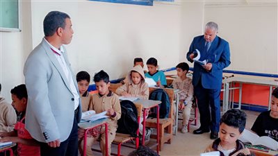 صورة وكيل وزارة التربية والتعليم بمحافظة الفيوم اثناء الزيار