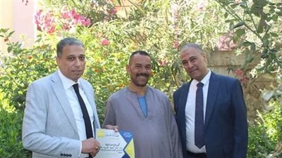 تكريم عامل خدمات خلال جولة وكيل تعليم الجيزة 