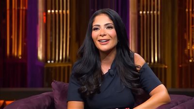 الفنانة مني ذكي