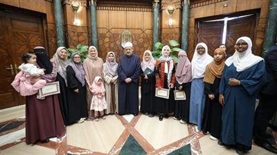 شيخ الأزهر يستقبل عددًا من الطلاب الوافدين
