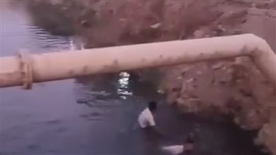 أثناء انتشال جثمان الطفل