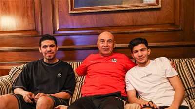 حسام حسن يتوسط إسلام عيسى ومحمد حمدي