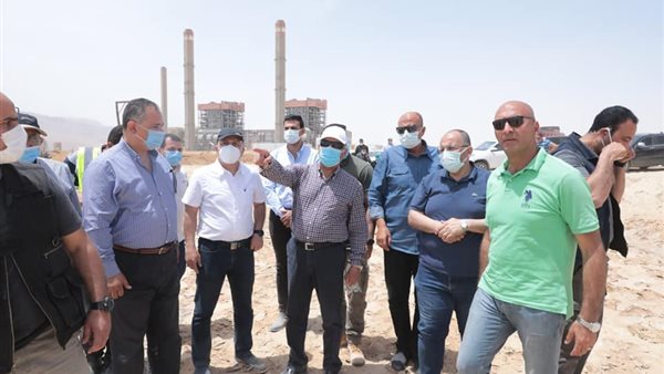 وزير النقل خلال الجولة