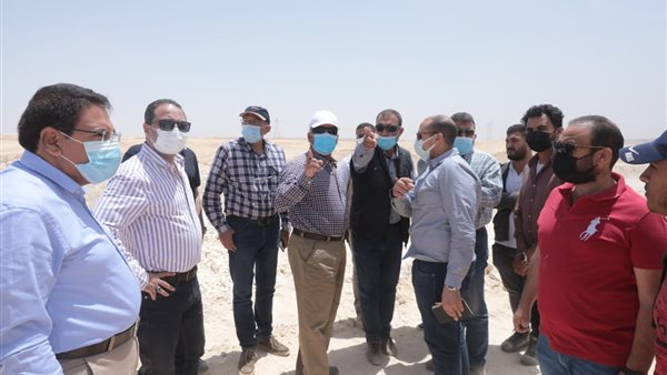 وزير النقل خلال الجولة