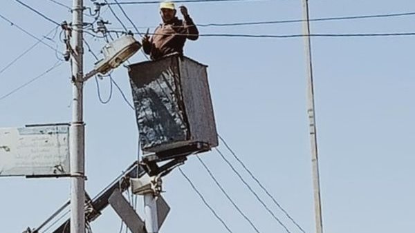 جانب من صيانة أعمدة