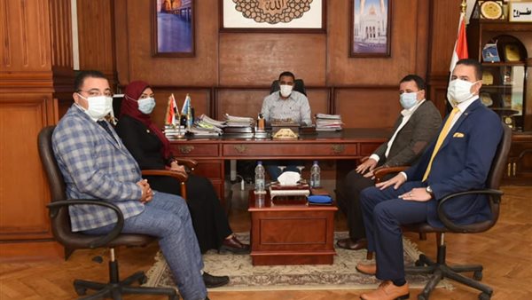 صورة من لقاء المحافظ