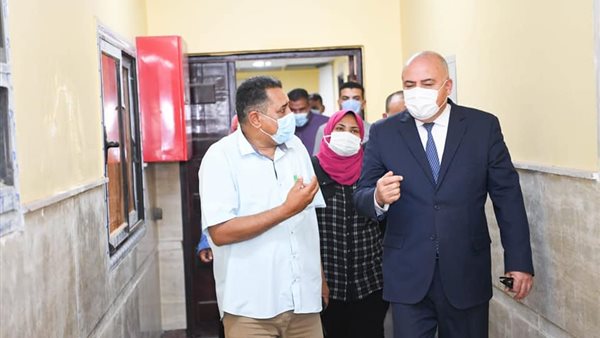 محافظ قنا خلال الجولة