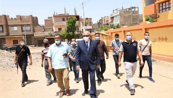 محافظ قنا خلال الجولة