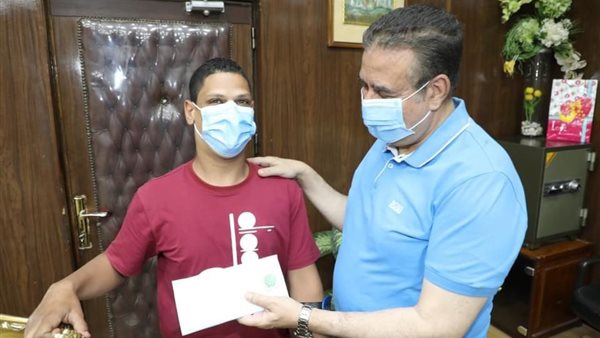 محافظ المنوفية والشاب