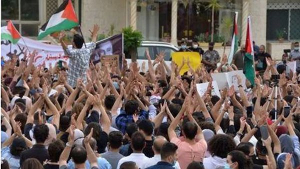 محتجون اردنيون امام