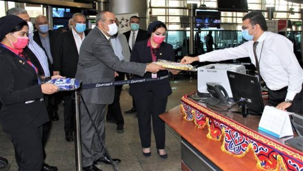 وزير الطيران فى مطار