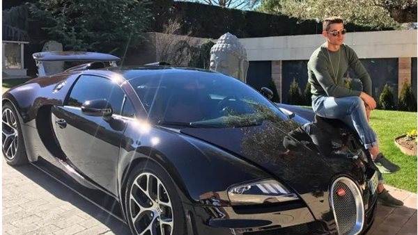 رونالدو مع السيارة