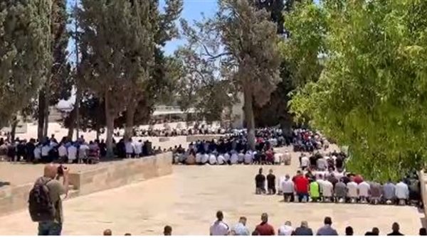 صلاة الجمعة بالمسجد