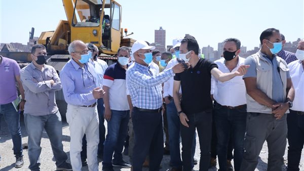 وزير النقل خلال الجولة