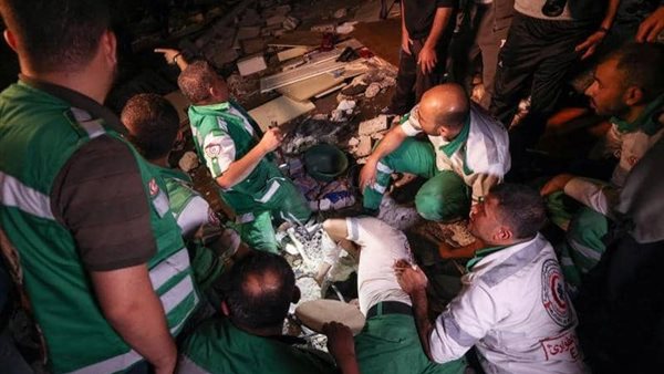 رجال الإنقاذ يبحثون