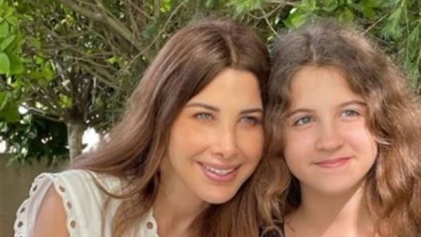 نانسي وابنتها 