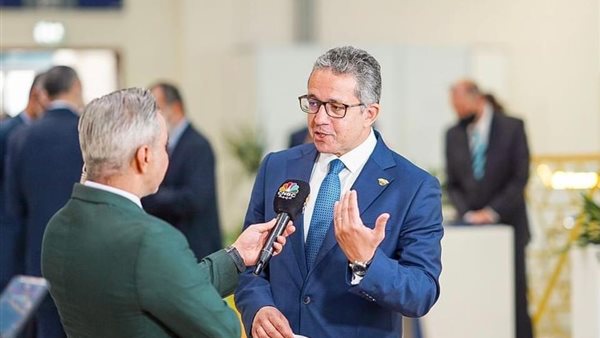 صورة لوزير السياحة