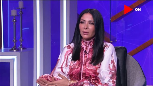 الفنانة منى زكي