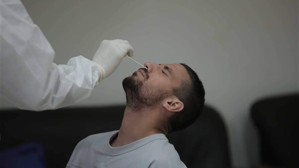 طاهر يجري مسحة طبية