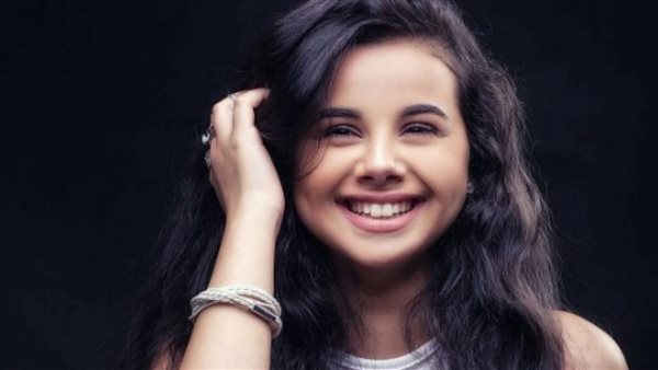 الفنانة منة عرفة