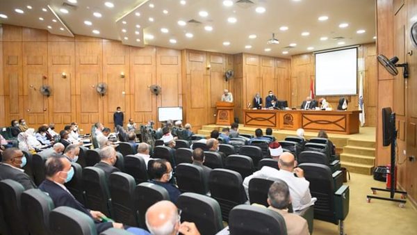 صورة من اجتماع المحافظ