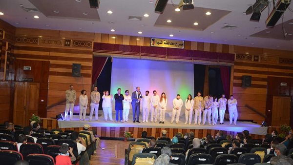 صورة من العرض المسرحي