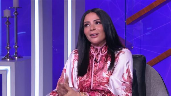 الفنانة منى زكي