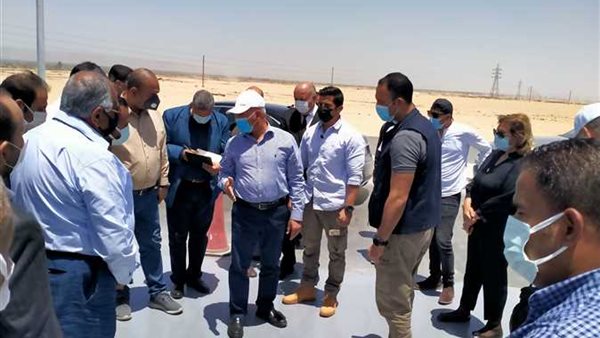 وزير النقل خلال الجولة