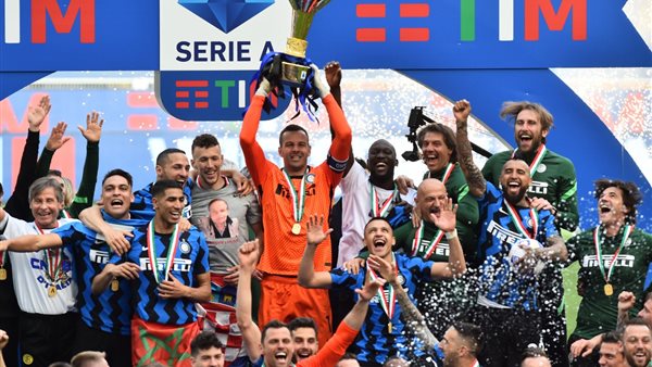 جانب من التتويج 