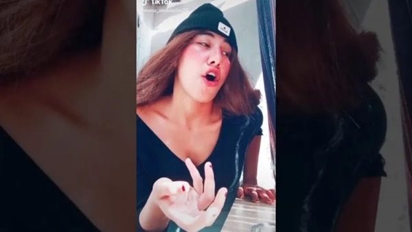 منة عبد العزيز 