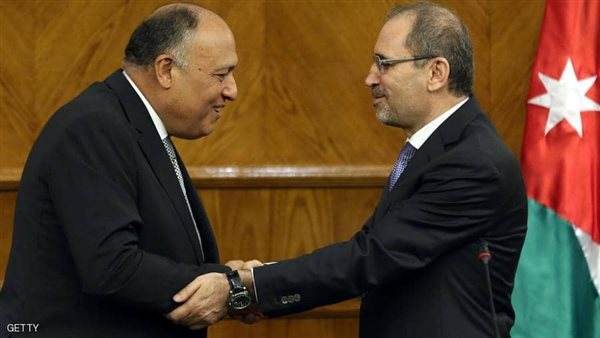 وزير الخارجية مع