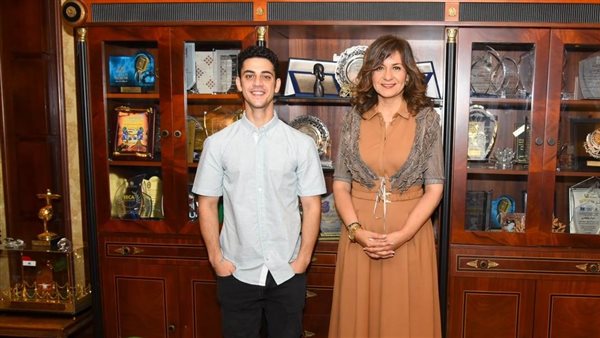 وزيرة الهجرة والفنان