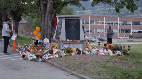 نصب تذاكرى أمام مدرسة