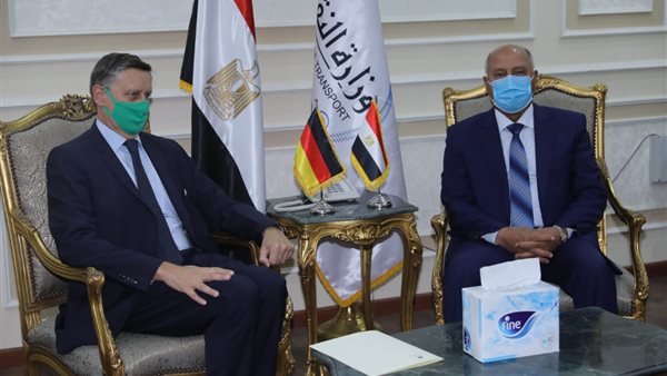 وزير النقل وسفير