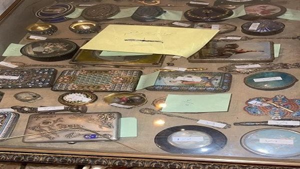 جانب من المقتنيات