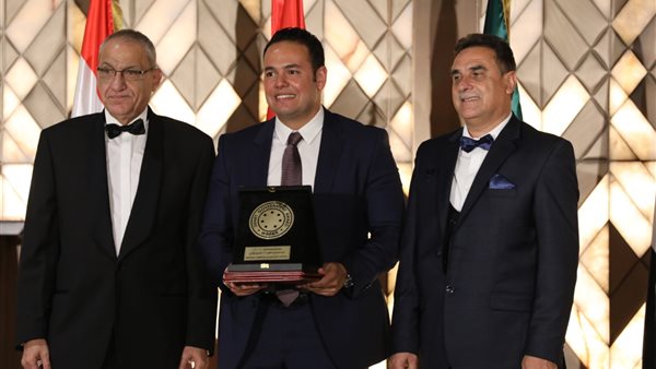 رئيس المركز يتسلم