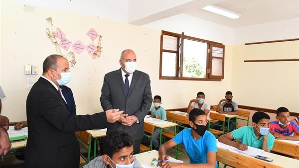 محافظ قنا خلال الجولة