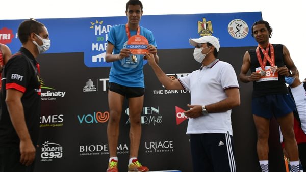 وزير الرياضة يسلم