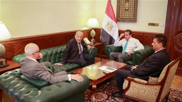 وزير الصحة يستقبل السير مجدي يعقوب     