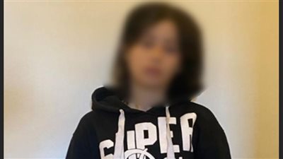القبض علي فتاة تجلس على أحد الأرصفة 