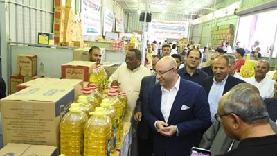 محافظ الفيوم يفتتح معرض بيع السلع الغذائية بأسعار مخفضة 