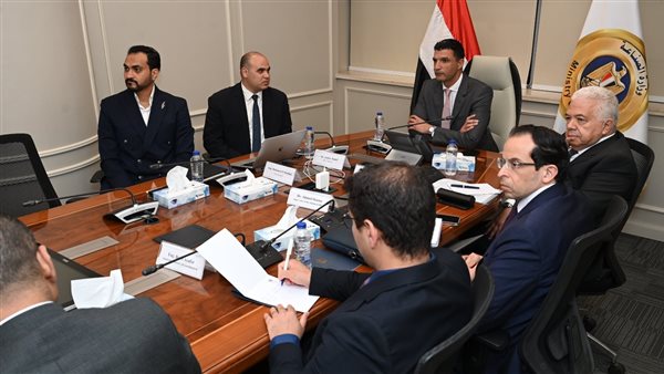 وزير الصناعة يجتمع مع شركة إيرسك    
