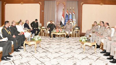 الفريق أحمد خليفة ورئيس هيئة الأركان     