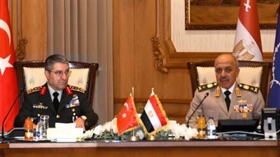 الفريق أحمد خليفة مع الفريق أول سلجوق بيرقدار أوغلو    