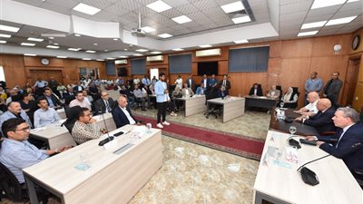 رئيس «القابضة للمياه» يلتقي العاملين بالشركة  